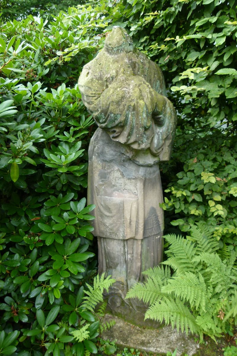 Skulptur eines Chinesischen Mannes vor der Restaurierung